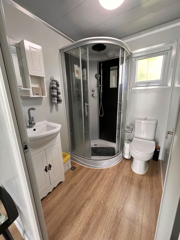 K68 Off-Grid Tiny Home With 2 Bedrooms, Kitchen & Bathroom (400 sq ft) Hawme